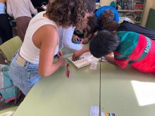 Los alumnos de sexto participan en el taller de robótica.