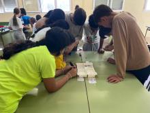 Otro grupo de trabajo en el taller de robótica